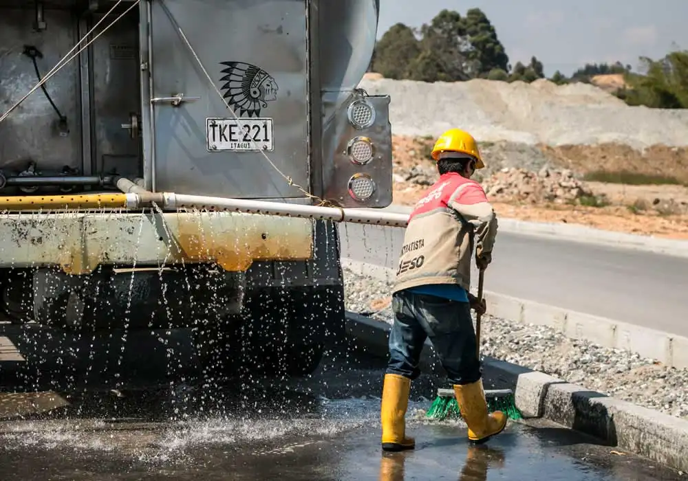 Edeso, imagen de obreros en obras que realiza Edeso