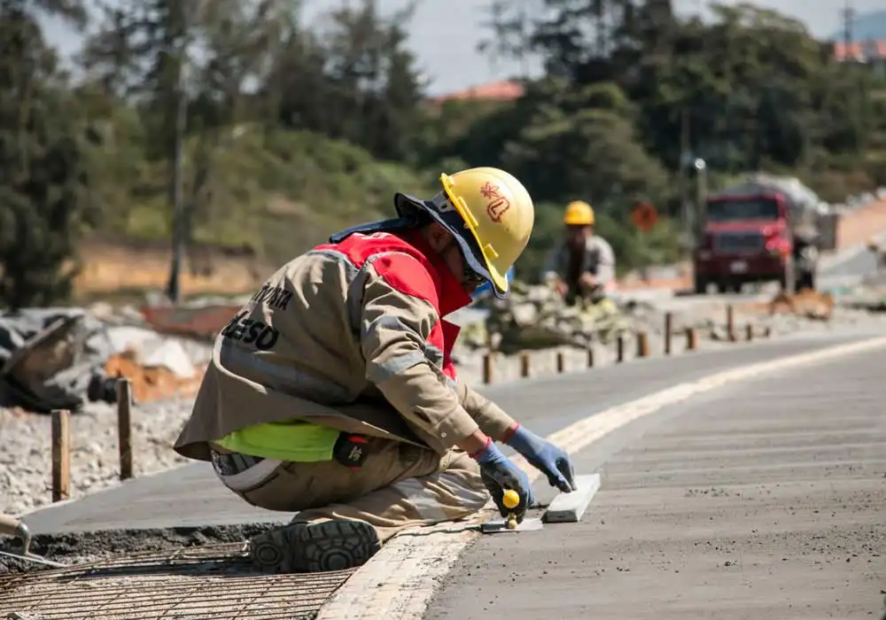 Edeso, imagen de obreros en obras que realiza Edeso