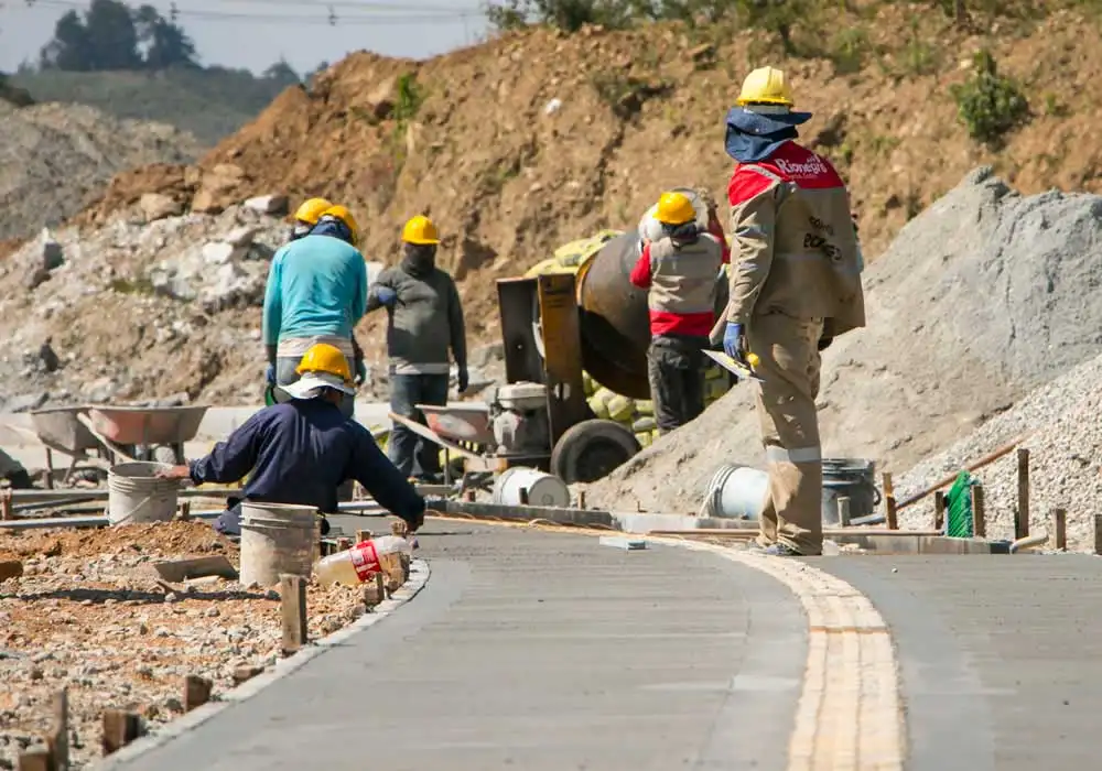Edeso, imagen de obreros en obras que realiza Edeso