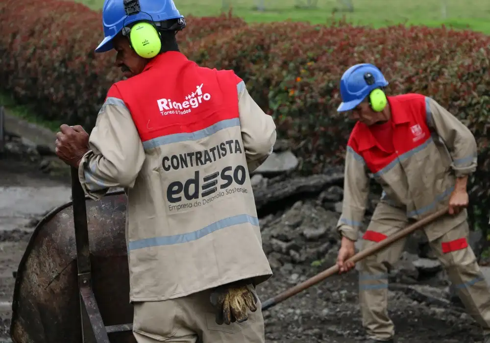Edeso, imagen de obreros en obras que realiza Edeso