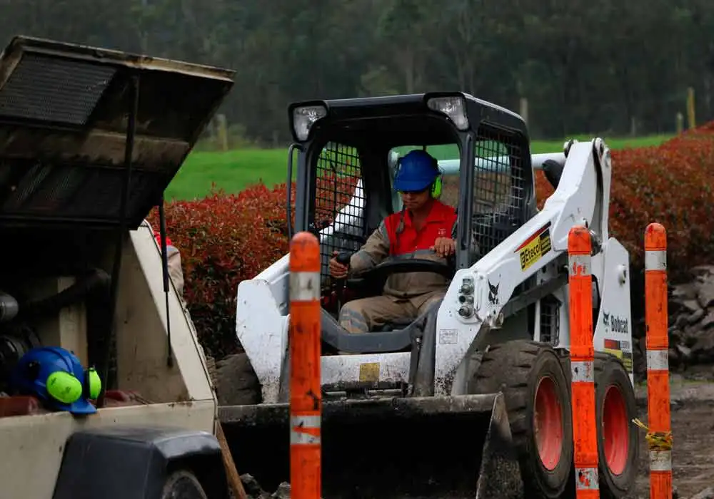 Edeso, imagen de obreros en obras que realiza Edeso