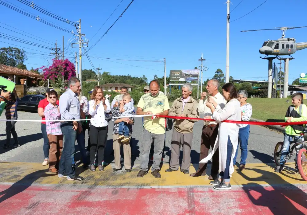Edeso, imagen que muestra un grupo de personas y el Gobernador de Antioquia Aníbal Gaviria Inaugurando obras