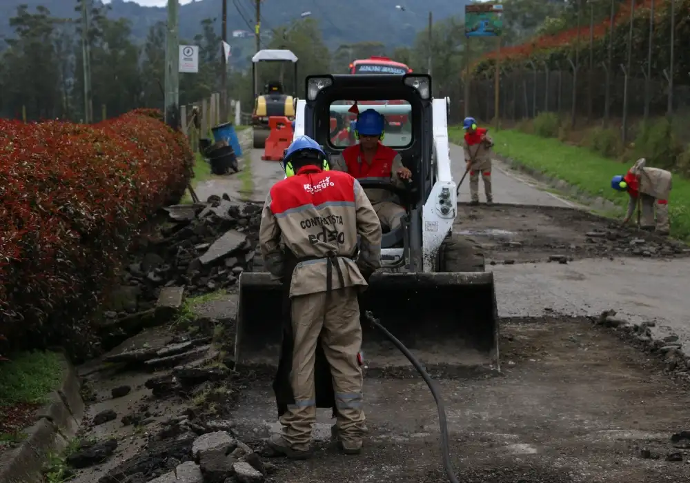 Edeso, imagen de obreros en obras que realiza Edeso