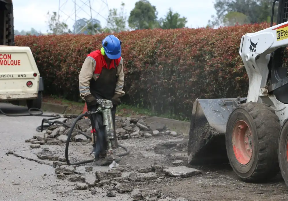 Edeso, imagen de obreros en obras que realiza Edeso