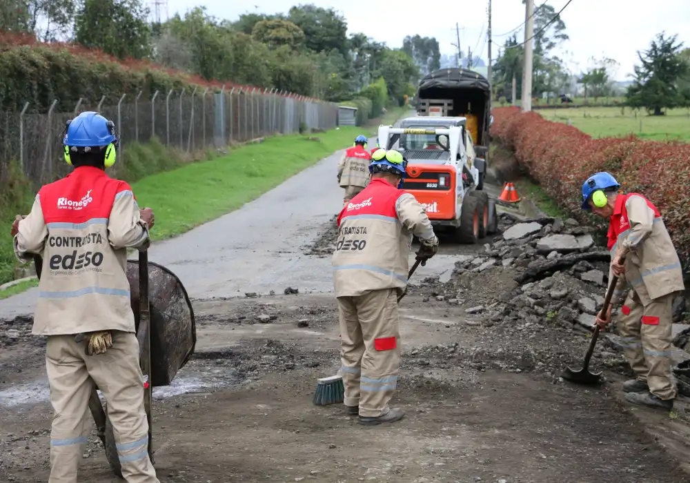 Edeso, imagen de obreros en obras que realiza Edeso