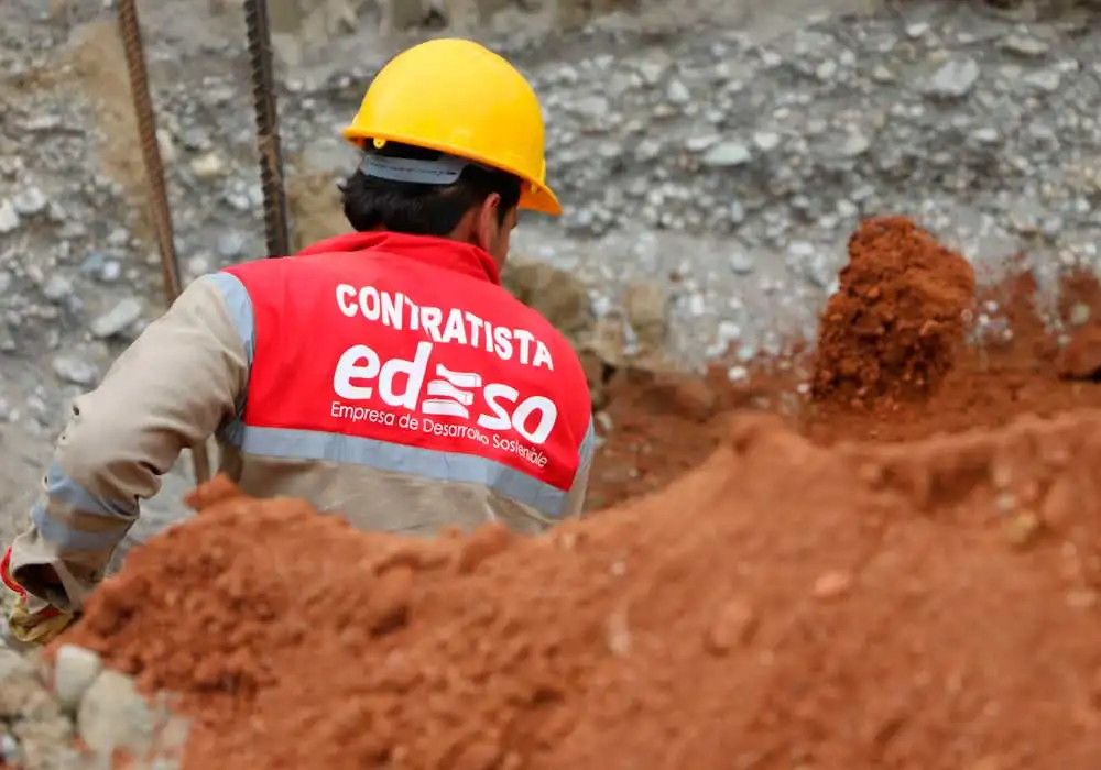 Edeso, imagen de obreros en obras que realiza Edeso
