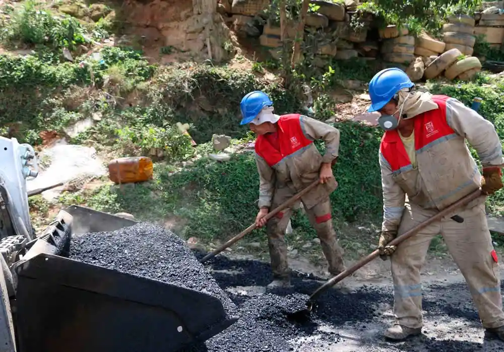 Edeso, imagen de obreros en obras que realiza Edeso