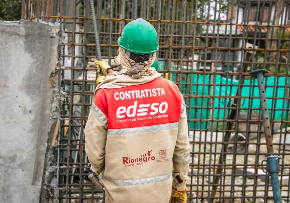 Edeso, imagen de obreros en obras que realiza Edeso