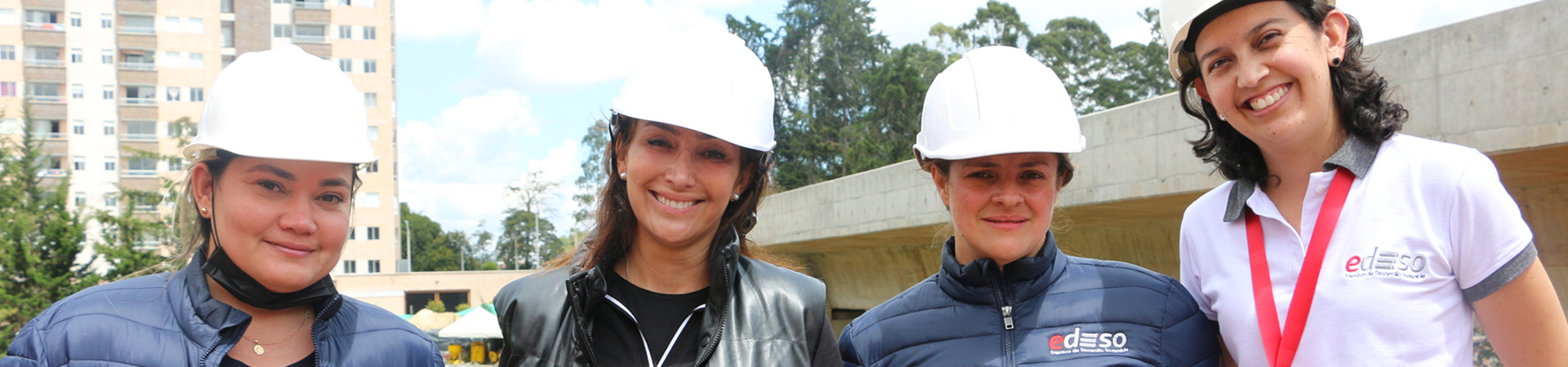 Edeso, grupo de mujeres sonriendo