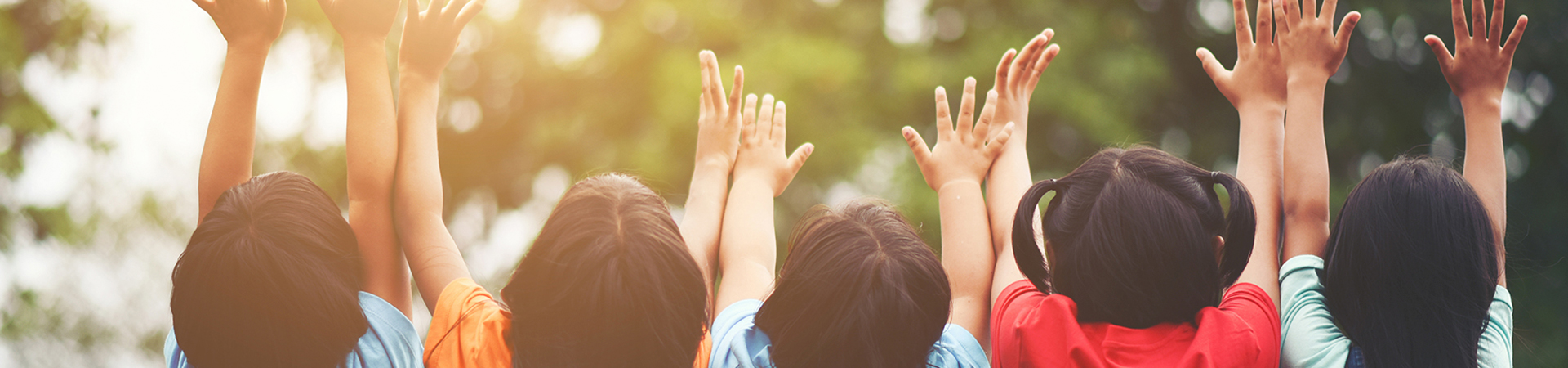 Edeso, grupo de niños dando la espalda y alzando las manos, estan felices