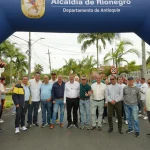 Edeso Alcalde Jorge Rivas realiza inauguraciones en la urbanizacion gualanday la imagen muestra que el alcalde recorta la cinta roja de inauguracion