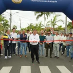 Edeso Alcalde Jorge Rivas realiza inauguraciones en la urbanizacion gualanday la imagen muestra que el alcalde recorta la cinta roja de inauguracion