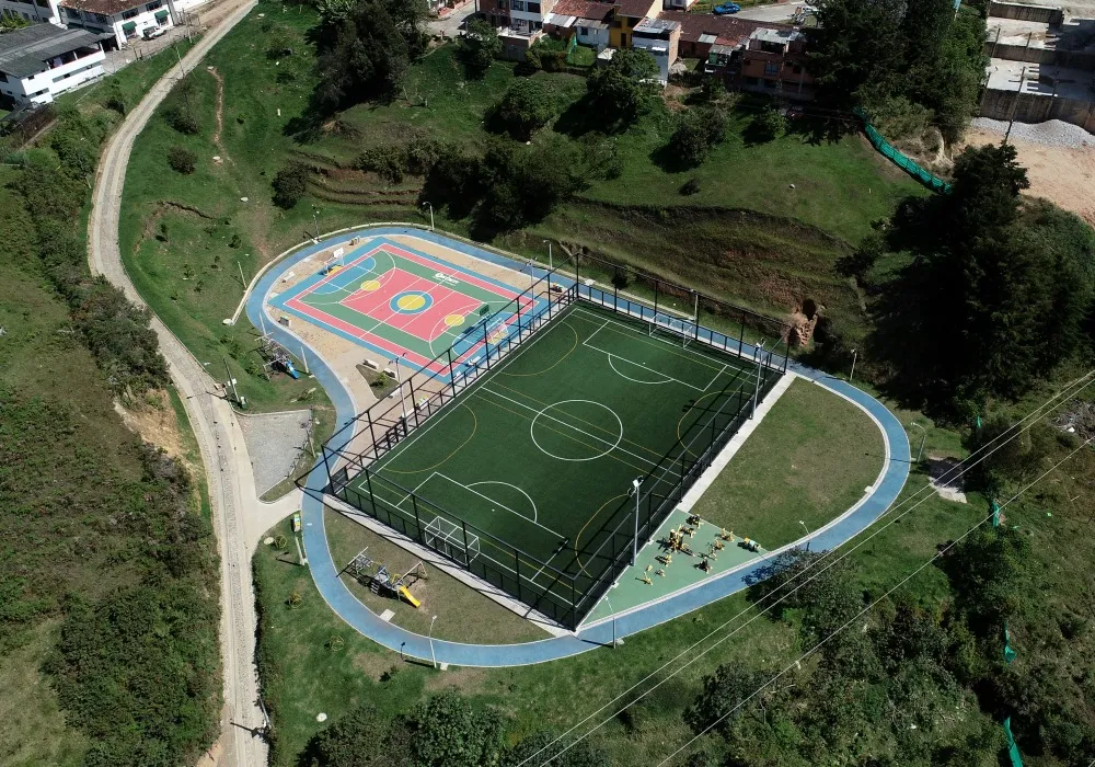 Edeso Perspectivas, panorámica de cancha de futbol en Rionegro desde el aire