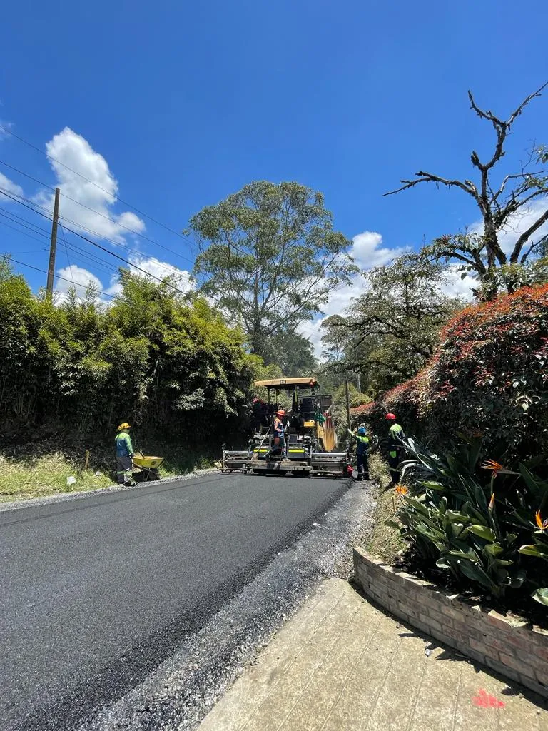 Avanzamos con la pavimentación del tramo el Capiro
