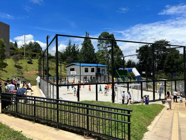 Una nueva placa polideportiva para Villa Camila
