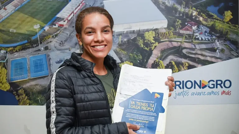 26 familias rionegreras reciben la escritura de su vivienda en Jardín de Cimarronas