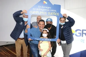 Edeso, 26 familias rionegreras reciben la escritura de su vivienda en Jardín de Cimarronas