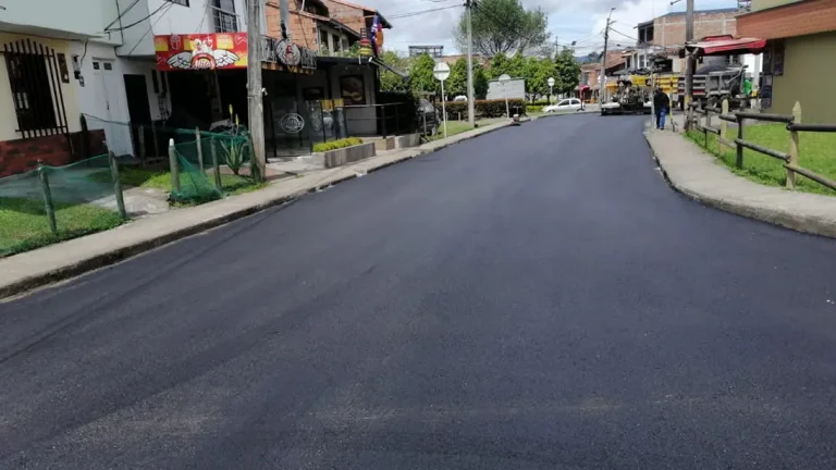 Rionegro avanza en el mantenimiento y rehabilitación de vías rurales y urbanas
