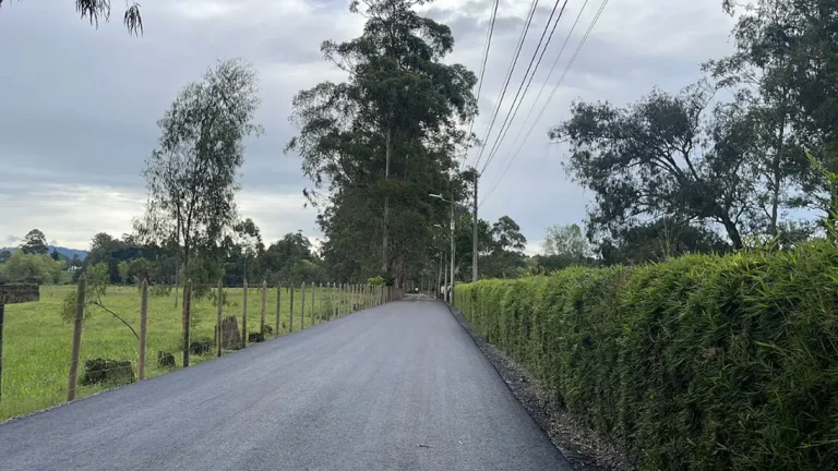 Con pavimentación rural, la Alcaldía de Rionegro avanza en la Revolución de vías para el desarrollo y la inclusión