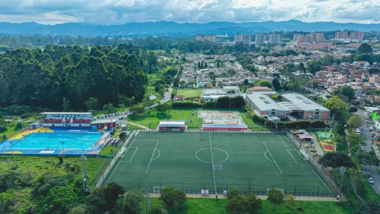 Rionegro fortalece sus escenarios deportivos con la entrega de la cancha del barrio El Porvenir