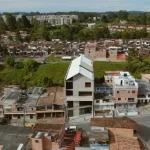 Edeso Con el compromiso firme de entregar infraestructuras seguras y de alta calidad, la Alcaldía de Rionegro, en articulación con la Empresa de Desarrollo Sostenible (EDESO) y la Secretaría de Infraestructura, anunció el reinicio de las labores constructivas en la Casa de la Cultura de Cuatro Esquinas.